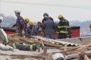 Bomberos trabajan en el rescate este 27 de agosto de 2013, de las víctimas tras derrumbarse un edificio de dos pisos en construcción en Sao Paulo (Brasil). EFE/Archivo