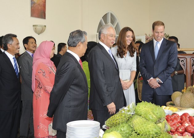 Britain’s Prince William, Catherine, Duchess of Cambridge, Malaysia's Prime Minister Najib Razak and Najib's deputy Muhyiddin Yassin, talk at Najib's residence in Putrajaya outside Kuala Lumpur