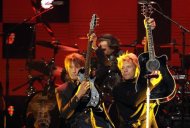 Richie Sambora, guitarrista de Bon Jovi, ha abandonado la actual gira de la banda de rock por "motivos personales", pero el músico, quien ha pasado temporadas en rehabilitación por problemas con el alcohol, tuiteó el miércoles a sus seguidores que estaba "bien". En la imagen, de archivo, Richie Sambora, a la izquierda, y Jon Bon Jovi, durante un concierto benéfico por la Supertormenta Sandy celebrado en el Madison Square Garden de Nueva York. REUTERS/Lucas Jackson