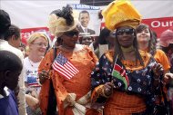 Un grupo de turistas y locales celebran la investidura de Barack Obama en el pueblo de Kogelo en Kenia tras las elecciones de 2009. EFE/Archivo