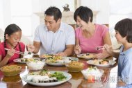 國外研究發現，和父母共餐的孩子會多吃蔬果，不容易有偏食習慣。