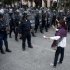 Una manifestante ante un cordón policial en Ciudad de México el 11 de setiembre