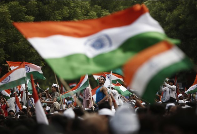 Supporters of Indian activist Anna Hazare wave India&#39;s national flags on first day of Hazare&#39;s fast against corruption in New Delhi