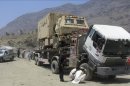 Varios miembros de las Fuerza de Seguridad paquistaníes inspeccionan el camión que transportaba equipamiento para las tropas de la OTAN desplegadas en Afganistán que fue objeto de un tiroteo cerca de la frontera con Afganistán, en Jamrud, Agencia Khyber (Pakistán) el pasado 24 de mayo. EFE/Archivo