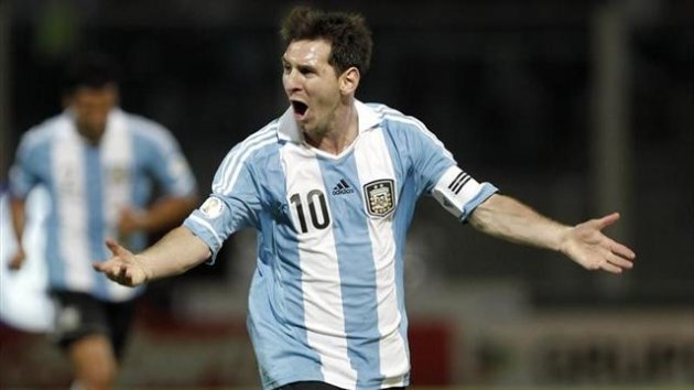 Leo Messi celebra un gol con Argentina ante Paraguay