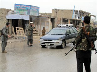 Policías afganos hacen guardia junto a un puesto de control en Logar, Afganistán. EFE