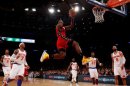 LeBron James se dispone a machacar en el aro de los Knicks el pasado domingo 3 de marzo en Nueva York.