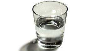 تناول الماء يحمى النساء من السكرى Smal11201011175811