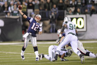 El quarterback Tom Brady, de los Patriots de Nueva Inglaterra, lanza un pase frente a los Jets de Nueva York en el segundo cuarto del partido de NFL del domingo 13 de noviembre de 2011, en East Rutherford, Nueva Jersey. (Foto AP/Bill Kostroun)
