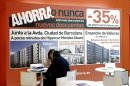 Un hombre se interesa por una de las ofertas ofrecidas en el Salón Inmobiliario Internacional de Madrid (SIMA). EFE/Archivo