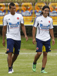 Los jugadores de la selección colombiana, Radamel Falcao, derecha, y Freddy Guarín, caminan en un entrenamiento el martes, 4 de octubre de 2011, en Bogotá. (AP Photo/Fernando Vergara)