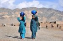 Adolescentes afganas con bombonas de gas en las afueras de Herat, el 31 de octubre pasado