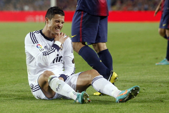 اصابة كريستيانو رونالدو مع برشلونة 2012 Ronaldo-barca-jpg_160105