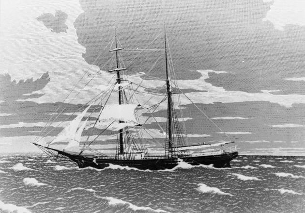 أبحرت سفينة ماري سيليستي من نيويورك في نوفمبر من عام 1872 بطاقم يحوي عشرة رجال وتم العثور عليها بعدها بشهر كامل بكامل بضاعتها وبدون آثار عنف ولكن بدون رجل واحد، وظل اختفاء الرجال من على متنها لغزا محي‍