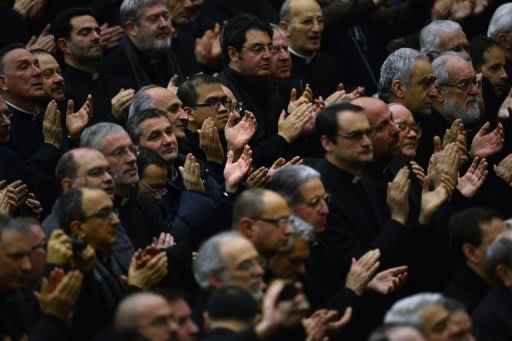 Padres aplaudem o Papa Bento XVI em 14 de fevereiro, 2013, no Vaticano