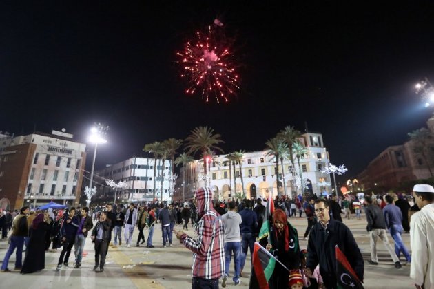 وأصدر محتجون في بنغازي مساء الجمعة بيانا طالبوا فيه بعودة المؤسسات التي نقلها النظام السابق من بنغازي وباقي المناطق الليبية إلى مقارها السابقة، والقضاء على المركزية، والتوزيع العاجل للمؤسسات الاقتصادي‍