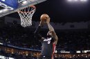 El jugador del Heat de Miami, LeBron James, izquierda, realiza un tiro en un partido contra Nueva Orleáns el viernes, 29 de marzo de 2013, en Nueav Orleáns. (AP Photo/Gerald Herbert)