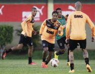 Ronaldinho (C) of Brazil's Atletico Mineiro attends a training session a day before their Copa Libertadores first leg final soccer match against Paraguay's Olimpia in Luque, near Asuncion July 16, 2013. REUTERS/Jorge Adorno/Files