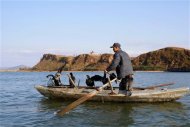 La "apropiación oceánica" o la pesca industrial agresiva de flotas extranjeras es una amenaza para la seguridad alimentaria en los países en desarrollo, donde los Gobiernos deben hacer más por fomentar la pesca local a pequeña escala, según afirmó el martes un estudio de un experto de la ONU. En la imagen, un pescador norocoreano pilota un bote con cormoranes a bordo en el río de Yalu cerca de la localidad norcoreana de Sinuiju, el 23 de octubre de 2012. REUTERS/Aly Song