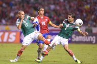 Mexico's footballers Jorge Torres (L) and Rafael Marquez clash with Costa Rica's Bryan Ruiz (C) during their Brazil 2014 FIFA World Cup qualifier match, at the National stadium in San Jose, on October 15, 2013