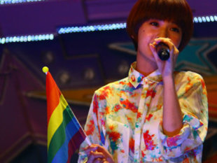          楊丞琳揮舞彩虹旗　同志有被愛的權利       