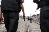 La policía paramilitar brasileña (PM) se despliega en la favela de Jacarezinho, en Río de Janeiro, el 19 de julio de 2011, en una operación contra el narcotráfico