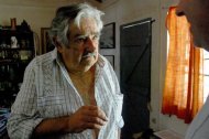 El presidente de Uruguay, Pepe Mujica en su chacra donde vive junto a su esposa
