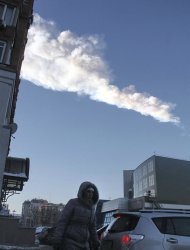 FET04 CHELIÁBINSK (RUSIA) 15/02/2013.- Estela de vapor dejada por un meteorito caído en la región rusa de Cheliábinsk, hoy, viernes 15 de febrero de 2013. Casi 500 personas resultaron heridas hoy a causa de la caída de un meteorito en esta región de los montes Urales, según el ministerio de Situaciones de Emergencia de Rusia. EFE/Vyacheslav Nikulin