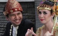 Menikah Dahului Kakak, Arumi Bachsin Berikan Benda Tajam Ini Sebagai Pelangkah