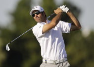 El golfista español Alvaro Quiros realiza un tiro en la tercera ronda del Campeonato Mundial de Dubai el sábado, 10 de diciembre de 2011. (AP Photo/Kamran Jebreili)