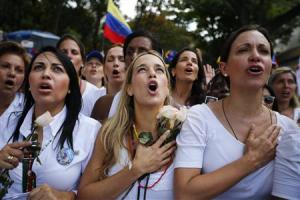 Oposição deputado Machado e Tintori, esposa do líder da oposição preso Lopez, participar de comício de mulheres contra o governo de Maduro, em Caracas