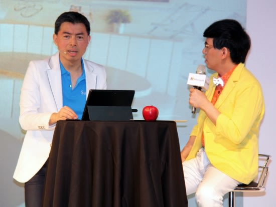 發表會現場主持人黃子佼與藝人賴雅妍、以及台灣微軟總經理蔡恩全以情境劇介紹Surface，且還趁機幽了蘋果一默
