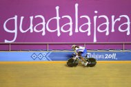 La venezolana Daniela Larreal pedalea en la prueba de velocidad individual de los Juegos Panamericanos el martes, 18 de octubre de 2011, en Guadalajara, México. (AP Photo/Daniel Ochoa De Olza)