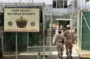 Guardias militares caminan en el interior de la prisión Campo Delta en Guantánamo, la base naval de Estados Unidos en Cuba, el 27 de junio de 2006. (AP Foto/Brennan Linsley)