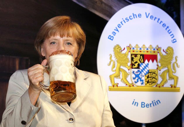 المستشارة الألمانية أنجيلا ميركل تحتسي كمية ضخمة من الجعة خلال احتفال أكتوبرفست في برلين الشهير ببيع الجعة ومنتجاتها