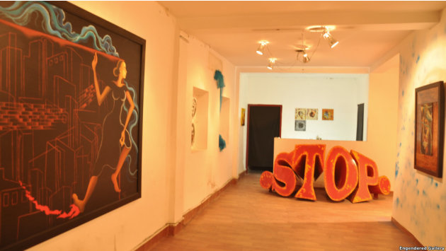 يأتي المعرض بعد وفاة فتاة هندية إثر تعرضها اغتصاب جماعي في ديسمبر/كانون الاول من العام الماضي، ويشارك الكس دايفز بعمله 'توقف' بجانب لوحة للفنانة اربانة كور.