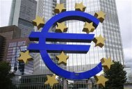 شعار اليورو أمام مقر البنك المركزي الاوروبي في فرانكفورت - ارشيف رويترز