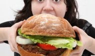 Makan berlebihan karena lapar berat memicu kegemukan