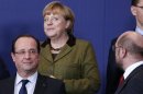 Il presidente francese Francois Hollande (a sinistra), la cancelliera tedesca Angela Merkel (al centro) e di spalle il presidente del parlamento europeo Martin Schulz al summit dei leader Ue a Bruxelles