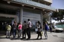Cola de clientes ante una sucursal del Bank of Cyprus el jueves 28 de marzo en Nicosia