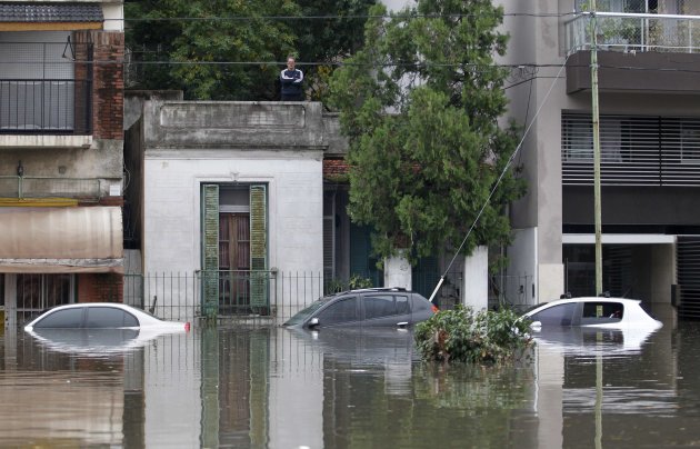 الأرجنتين ..امطار مفاجئة تتحول لفيضانات قتلت 46 شخصا على الأقل .. الخبر بالصور 2013-04-02T160620Z_1692046719_GM1E943008501_RTRMADP_3_ARGENTINA