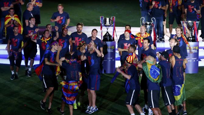 Barcelona&#39;s players dance during celebration parade in Barcelona