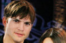 Ashton Kutcher - Mila Kunis Pamer Kemesraan Ala Remaja