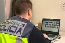 Un agente de la Policía Nacional en una operación contra la pornografía infantil en internet. EFE/Archivo