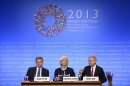 La directora gerente del Fondo Monetario Internacional (FMI), Christine Lagarde (c), el "número dos" del FMI, David Lipton (i), y el portavoz del FMI, Gerry Rice (d), comparecen ante la prensa tras la reunión de primavera del FMI y el Banco Mundial (BM) en Washington, el pasado mes de abril. EFE/Archivo