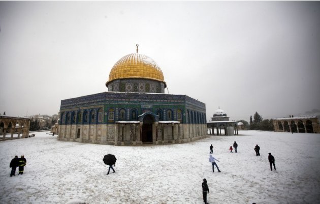 الثلوج الكثيفة تغطي المسجد الأقصى وقبة الصخرة بحلة بيضاء 000-Nic6174382-jpg_222824