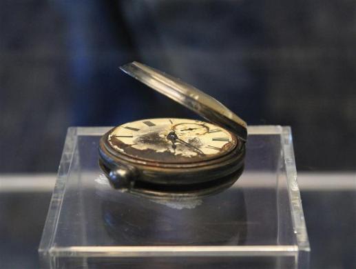 Arloji saku dari RMS Tita …