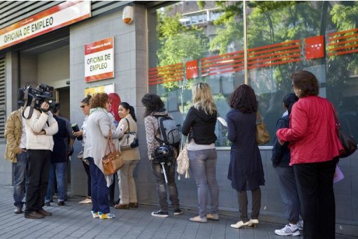 Spanish jobseekers wait outside an employment office in Madrid, on June 4, 2013. Spain's unemployment rate was 26.2% in July -- the second highest in the eurozone behind Greece where the jobless rate is 27.9%