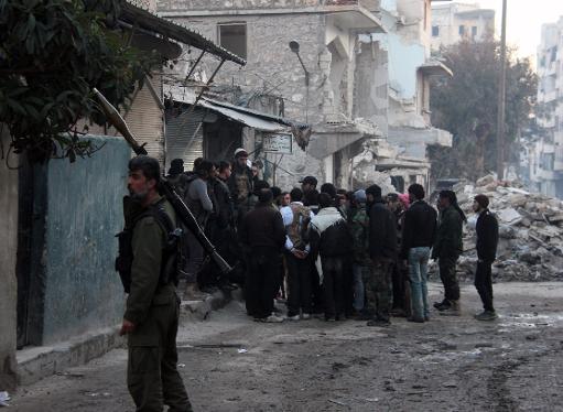 Opposition fighters prepare to storm the headquarters of the jihadist Islamic State of Iraq and the Levant (ISIL) fighters in the Bab al-Neirab neighbourhood of the northern Syrian city of Aleppo on January 7, 2014