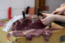Un carnicero corta un filete de caballo en su comercio de Marsella, el 21 de febrero de 2013
